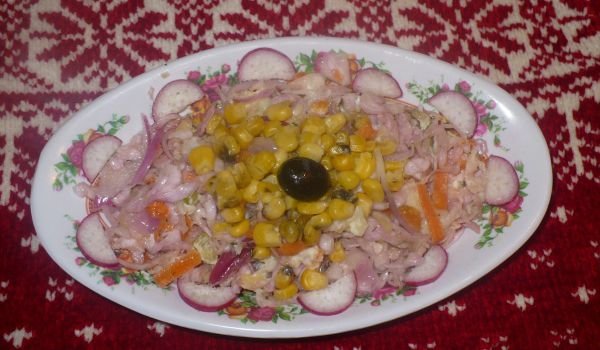 Салата от червено зеле с царевица