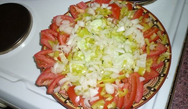 Салата от домат, лук и чушка