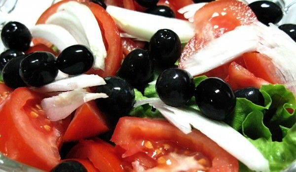 Салата от домати и маслини