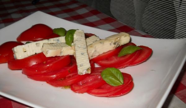 Салата от домати, синьо сирене и босилек