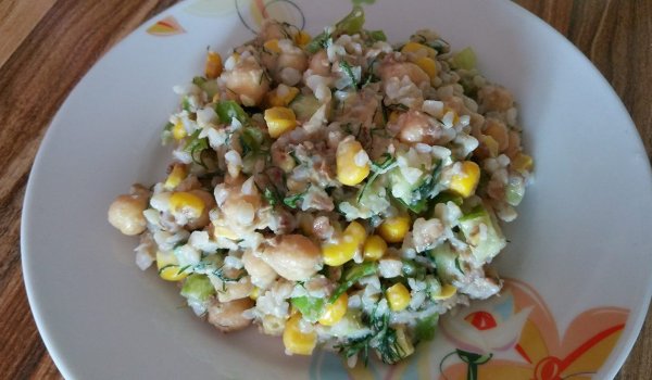 Салата от елда, нахут, царевица и краставица