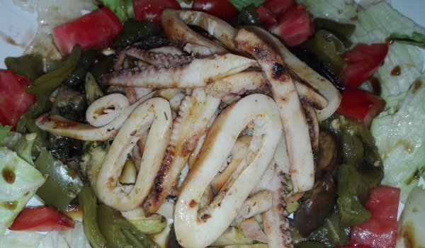Салата от гриловани и пресни зеленчуци с калмари
