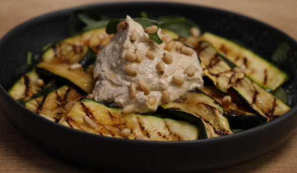 Салата от гриловани тиквички с таханов дресинг