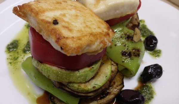 Салата от гриловани зеленчуци със запечено овче сирене