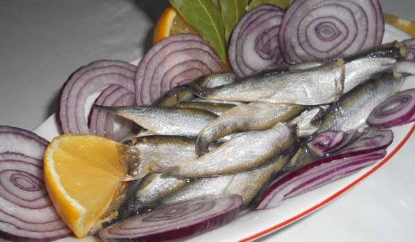 Салата от хамсия с лук