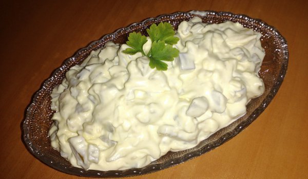 Салата от яйца и кисели краставички