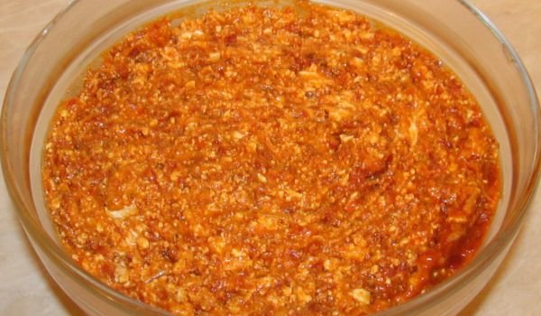Салата от извара с лютеница