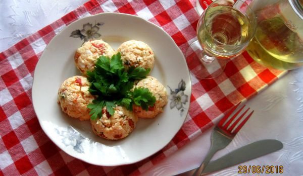 Салата от извара, сирене и печени чушки