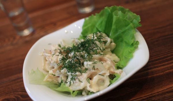 Салата от калмари с яйца и сметана