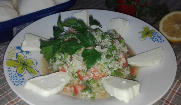 Салата от киноа и домашно овче сирене