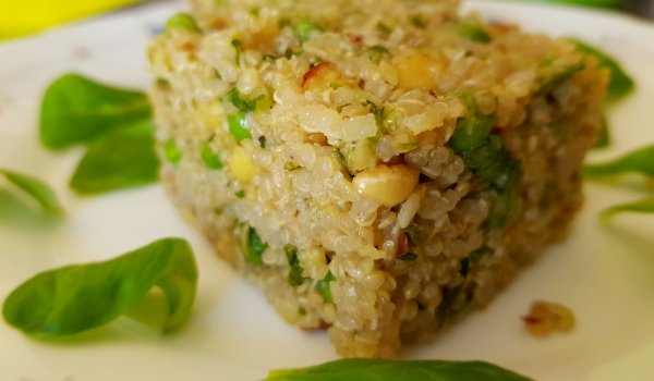 Салата от киноа с бадемово песто и грах