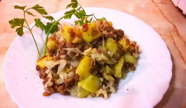 Салата от кисело зеле, леща и картофи