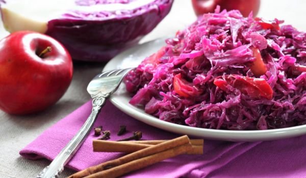 Салата от кисело зеле с ябълки и фурми