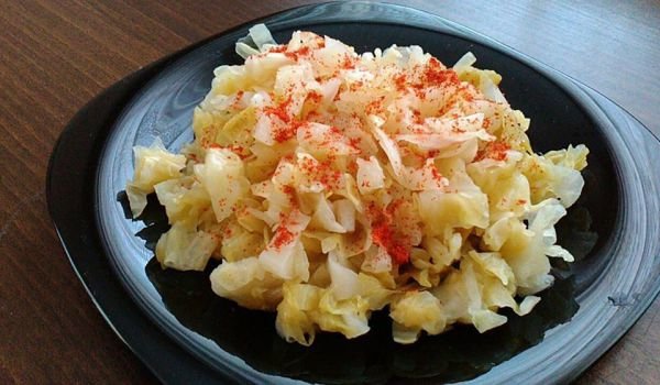 Салата от кисело зеле, сусамов тахан и червен пипер
