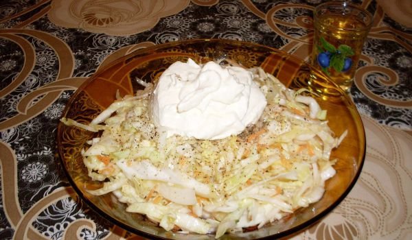 Салата от китайско зеле и чеснов сос