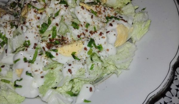 Салата от китайско зеле с яйца и млечен сос