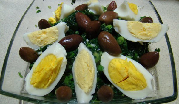 Салата от коприва с маслини