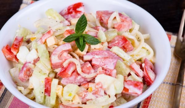 Салата от краставици и домати с лешников сос