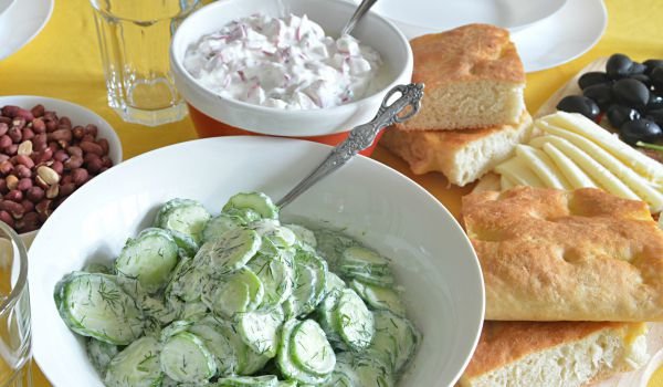 Салата от краставици с млечен медено-горчичен дресинг