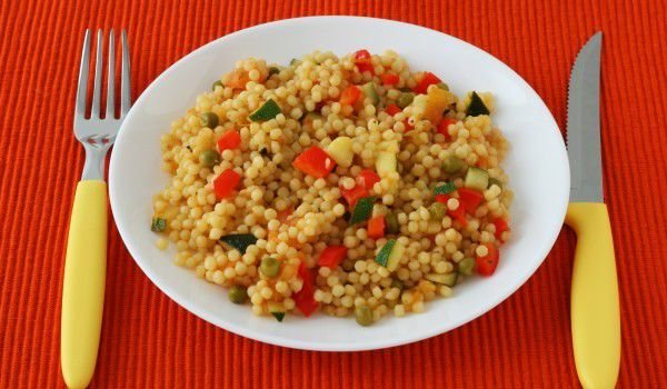Салата от кускус и пресни зеленчуци