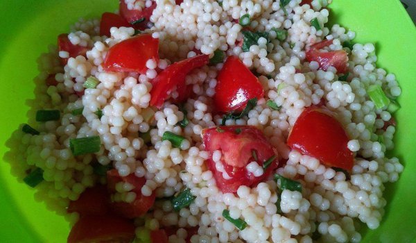 Салата от кускус с домати
