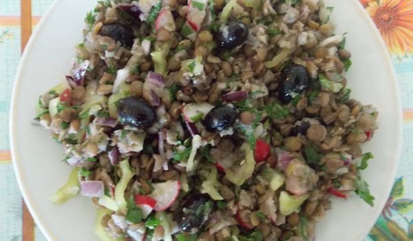 Салата от леща, чушки и репички