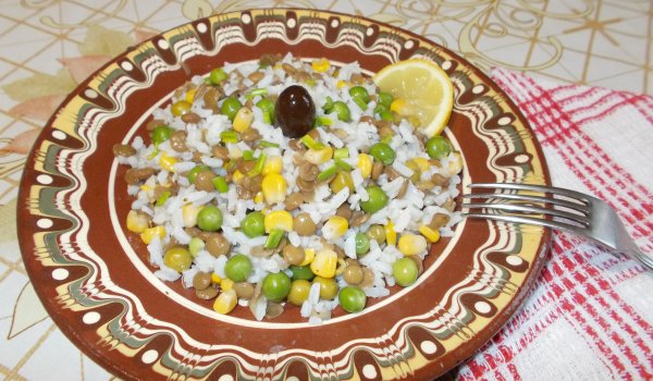Салата от леща, ориз и грах