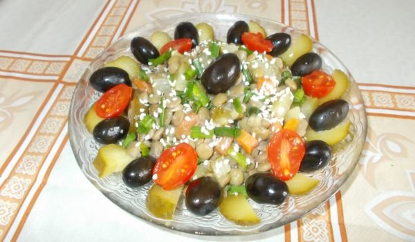 Салата от леща с домати и сусам