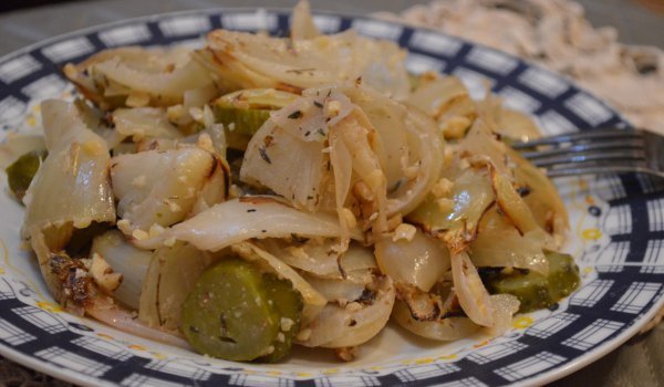 Салата от лук с орехи
