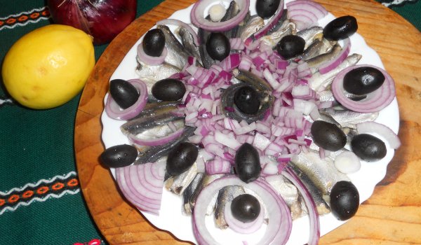 Салата от маринована цаца с маслини и червен лук