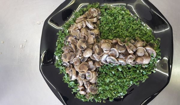 Салата от мариновани гъби