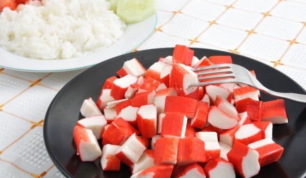 Салата от мариновани рачешки рулца