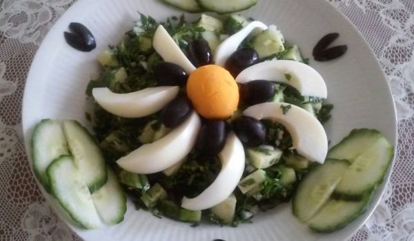 Салата от марули, краставица, яйца и маслини
