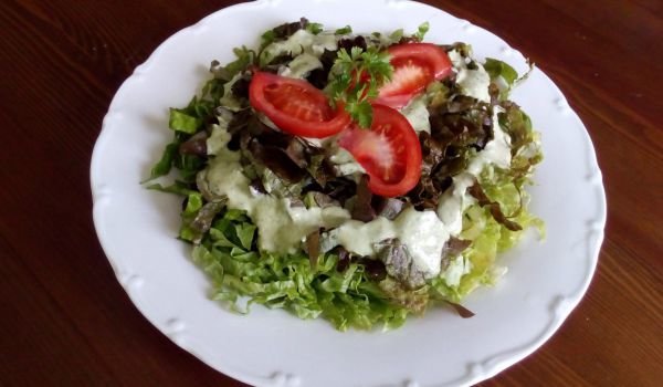 Салата от маруля с млечен дресинг