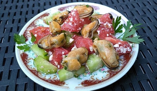 Салата от миди с домати и краставици