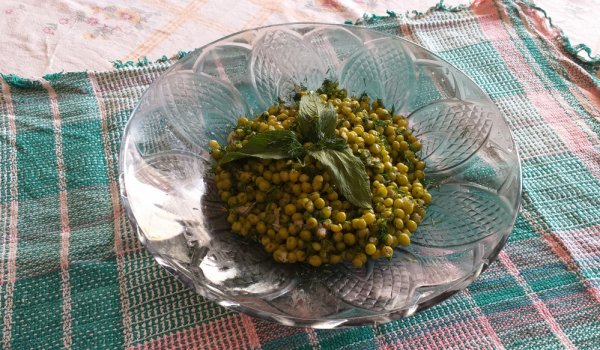 Салата от млад грах