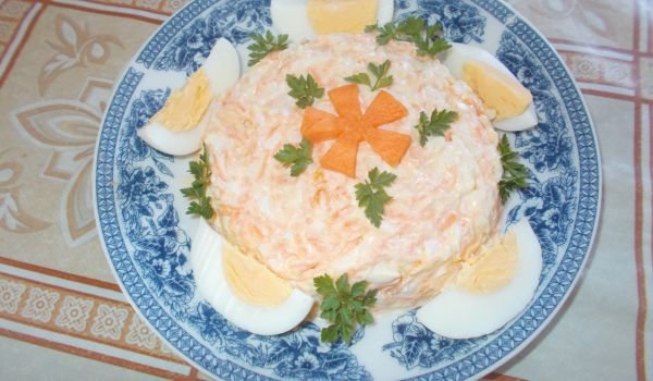 Салата от моркови и яйца