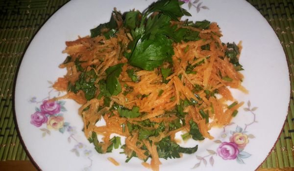 Салата от моркови и магданоз