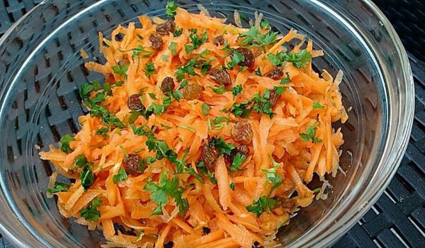 Салата от моркови и меден дресинг