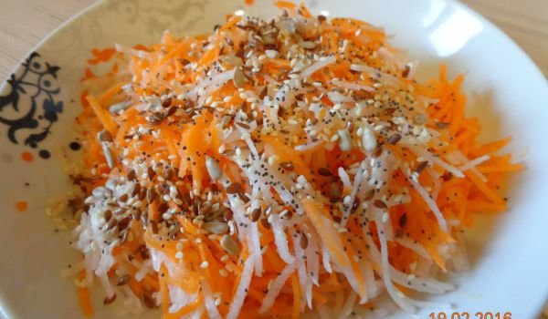 Салата от моркови и ряпа