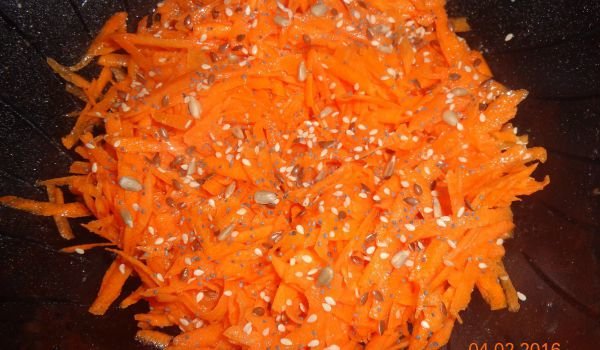 Салата от моркови и семена