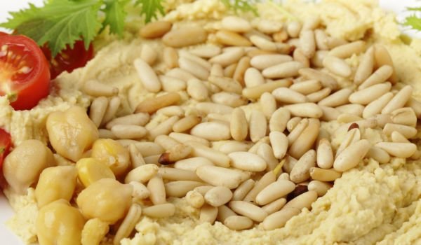 Салата от нахут и кедрови ядки