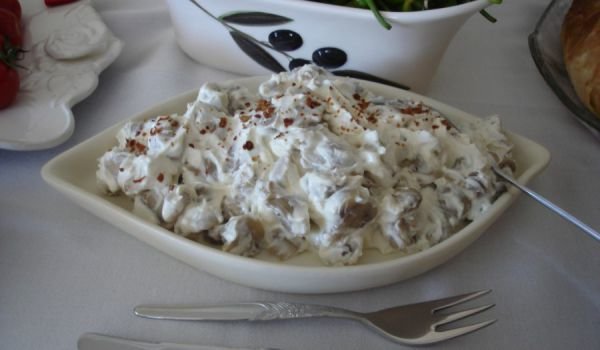 Салата от парен чесън и гъби