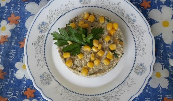 Салата от патладжан, извара и царевица