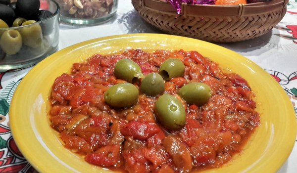 Салата от печени червени чушки и маслини