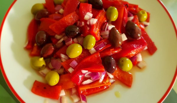 Салата от печени чушки, червен лук и маслини