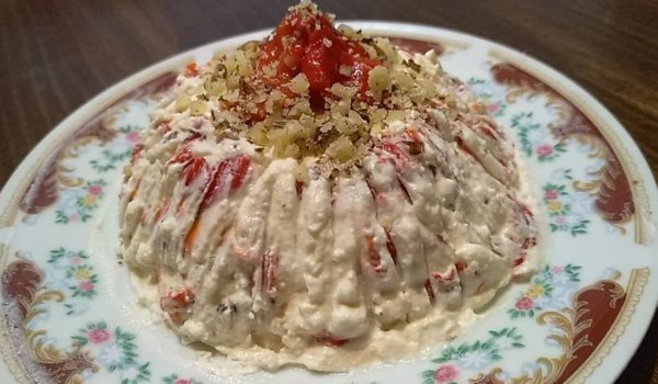 Салата от печени чушки, орехи и извара
