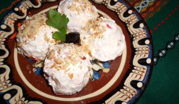 Салата от печени пиперки с орехи