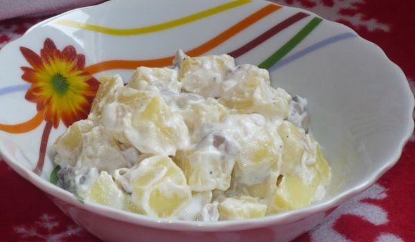 Салата от пресни гъби с лук и картофи