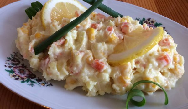 Салата от пресни картофи, мариновани моркови и царевица